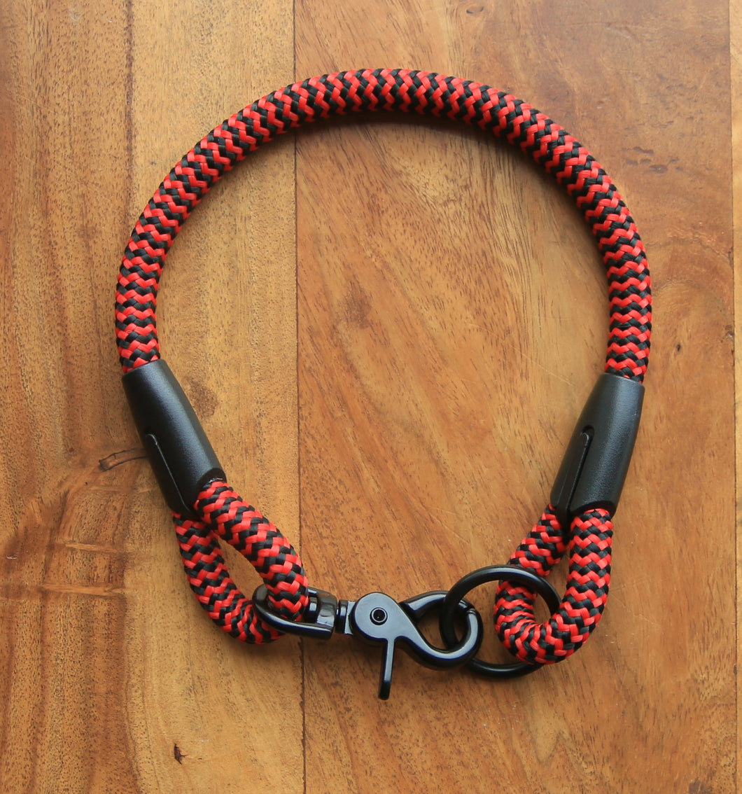 Ckeckered Black & red collar